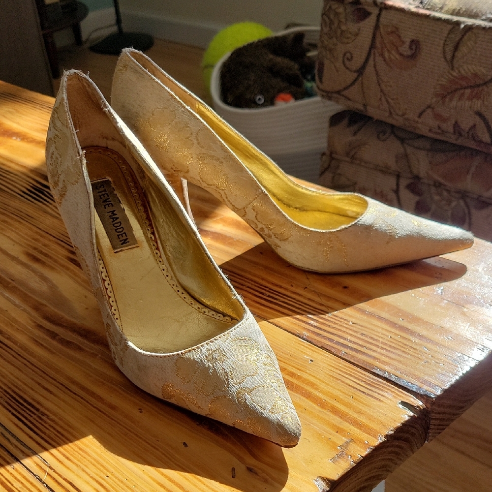 Steve Madden Cream and Gold Lace Heels